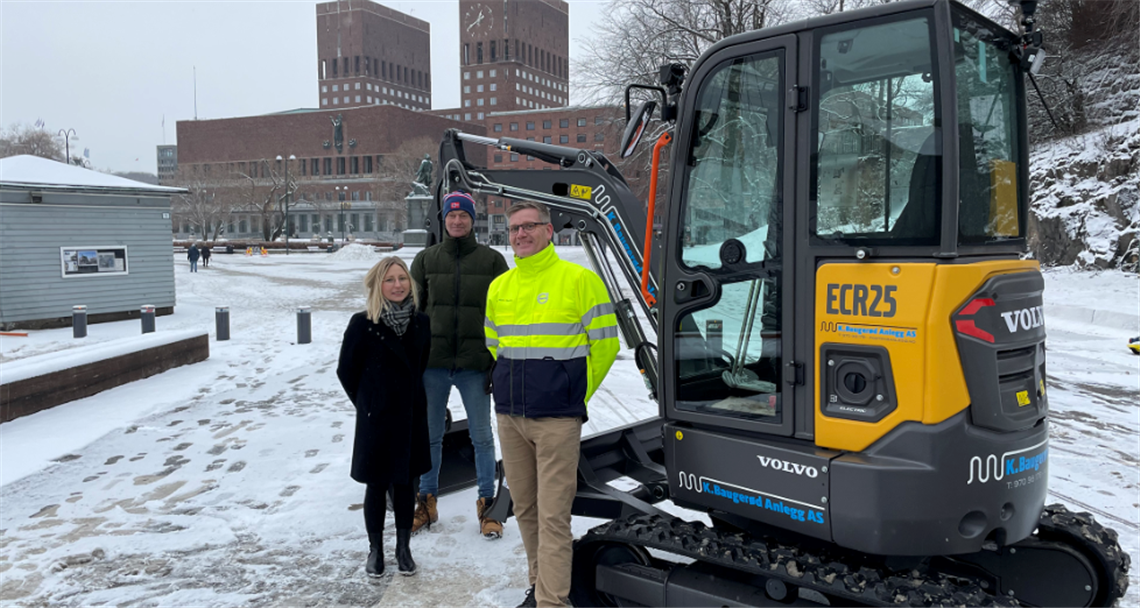Sara Iselin Nysveen Bakke, general manager, and Kai Baugerød, Formann at K Baugerød Anlegg take delivery of the first ECR25 electric excavator.