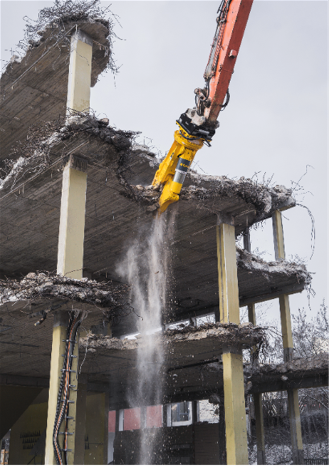 Ottl Abbruch & Rückbau taking down an old school building in Taufkirchen in southern Germany.