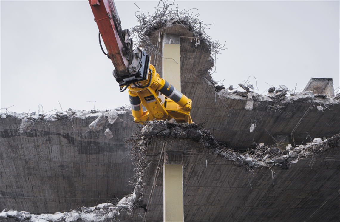 Ottl Abbruch & Rückbau uses the Epiroc CC 3700 cutter to take down the school