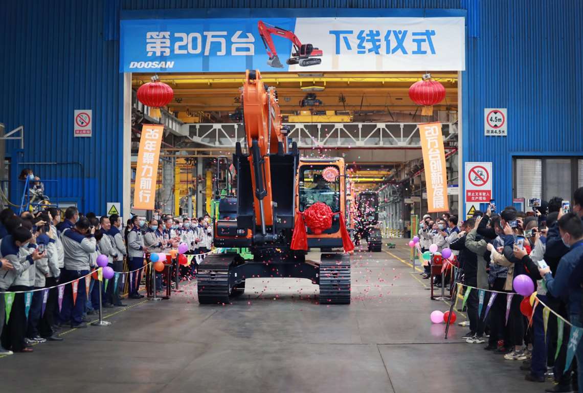 Doosan Infracore China Corporation's 200,000th excavator at the celebration event in Yantai, China