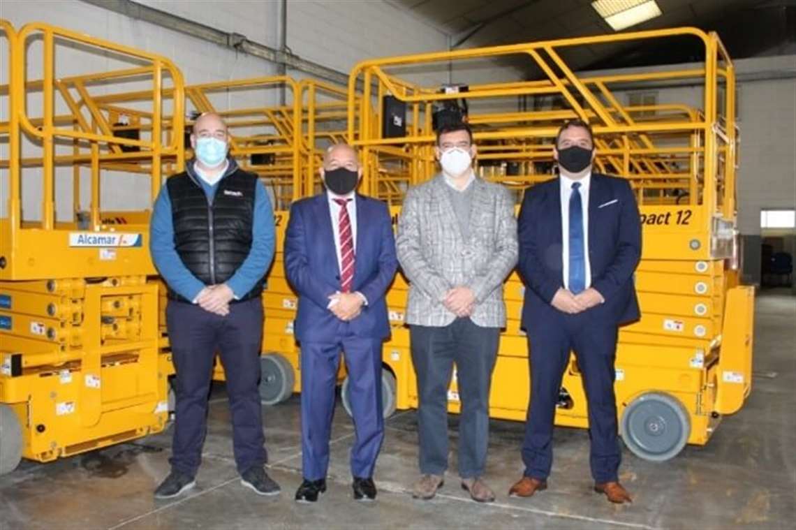 The Haulotte and Alcamar teams at the equipment handover.