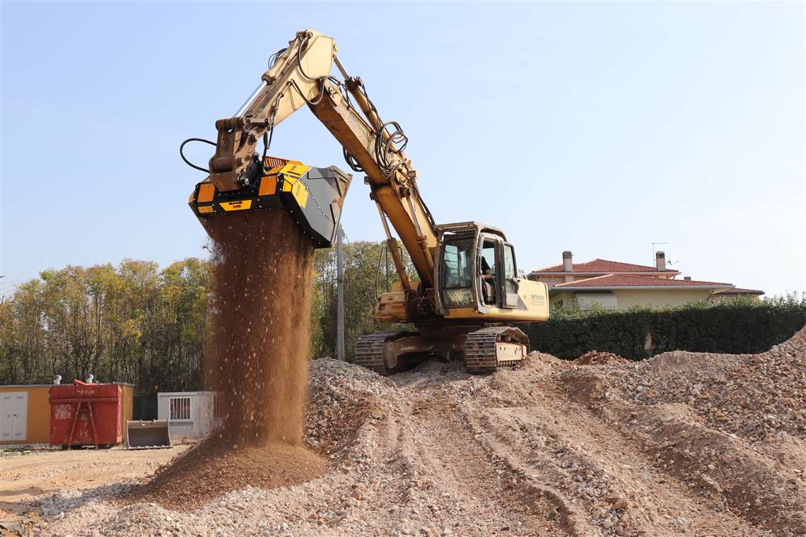 MB Crusher's MD-HDS523 shafts screener bucket