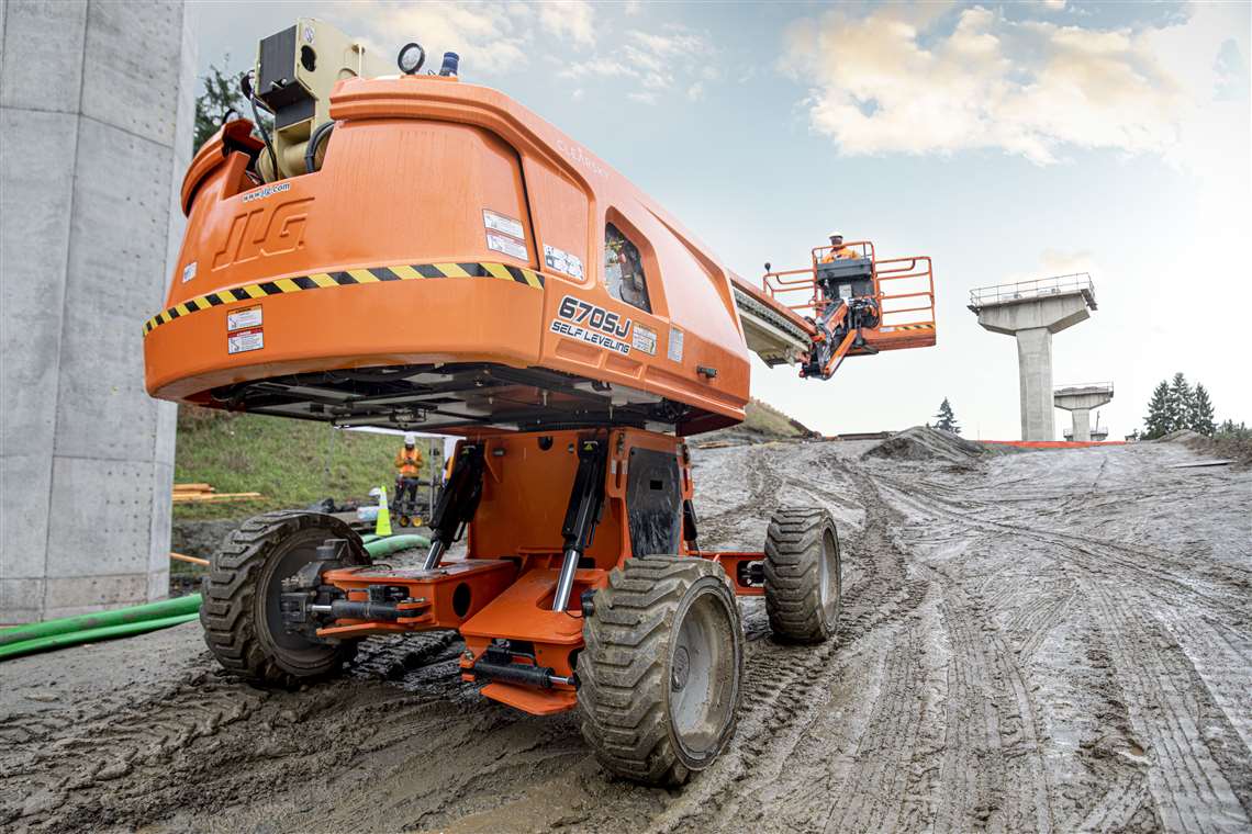 JLG 670SJ self levelling boom 