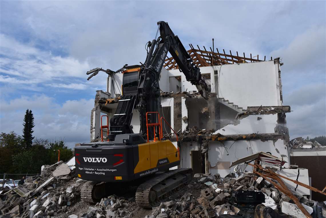 Scholko's new Volvo EC220E with lift cab demolishing a building