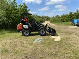 The RT220-2e electric RT compact wheel loader in action.