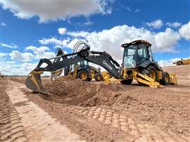 Der John Deere 320 P-Tier-Baggerlader (Bild: Mitchell Keller)