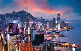 Le port Victoria de Hong Kong au coucher du soleil (Image : TTstudio via AdobeStock - stock.adobe.com)