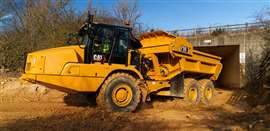 El camión volquete articulado 730 EJ de Cat forma parte de su gama actualizada de ADT (imagen cortesía de Caterpillar)
