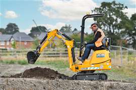 Ein Landschaftsgärtner in Großbritannien verwendet einen elektrischen Mikrobagger von JCB, der mit Solarenergie betrieben wird.