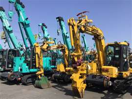 Sélection d'excavatrices dans un chantier appartenant à la société de location japonaise Nikken.