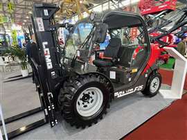 Fotografía de la nueva carretilla elevadora F25 de LGMG en la feria APEX Asia 2025 en Shanghai, China.