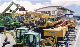Das Foto zeigt eine Auswahl an Baumaschinen im neuen HKL-Depot in Herrenberg, das Kunden in Baden-Württemberg beliefern wird. (Bild: HKL)