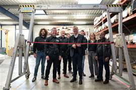 Das Foto zeigt den Bürgermeister von Dreux, Pierre-Frédéric Billet, bei der offiziellen Eröffnung des neuen LGH-Standorts in Frankreich. Daneben, im Vordergrund, ist Andy Mault, CEO von LGH Europe, zu sehen. (Bild: LGH)