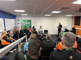 Fotos zeigen Publikum und Teilnehmer eines Seminars über künstliche Intelligenz, das von Sunbelt Rentals UK organisiert wurde. (Bild: IRN)