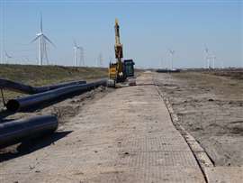 Das Foto zeigt eine temporäre Fahrbahn, die für ein Pipeline-Bauprojekt genutzt wird.