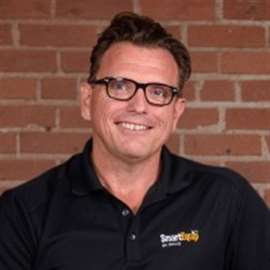 Porträtfoto von Alex Schuessler, Präsident von SmartEquip.