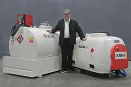 Photo de Gian Lauro Morselli, PDG d'Emiliana Serbatoi, debout entre deux réservoirs de carburant de l'entreprise. (Image : Emiliana Serbatoi)