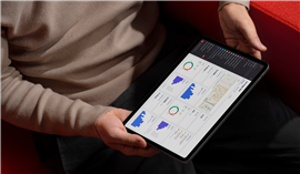 Imagem do software de gestão de frotas da Trackunit sendo utilizado com um tablet. (Imagem: Trackunit)