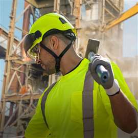 Un operaio edile indossa un casco PIP Traverse Type II dotato di sottogola e Mips (Immagine: PIP)