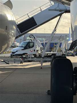 一架为途易航空公司运营的Multitel MJ201型飞机，在伯明翰机场服役。