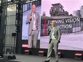 Foto del CEO di Alayan, Vincent Albasini, sul palco durante la presentazione dell'evento aziendale a Milano il 23 gennaio. (Immagine: IRN)