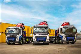 Fotos mostrando três caminhões Volvo enfileirados, equipados com guindastes Fassi. (Imagem: Nixon Hire)