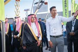 S.E. Ing. Khalil Bin Salamah, Vice Ministro degli Affari Industriali, Ministero dell'Industria e delle Risorse Minerarie (a sinistra), visita l'area dimostrativa all'aperto dell'HEC 2026 (Immagine per gentile concessione di NIDC)