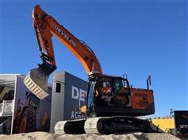 Escavadeira DX230-9 de última geração da Develon na ConExpo 2026 (Imagem: KHL Group)