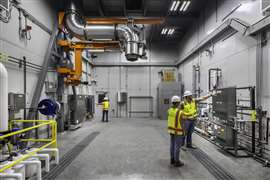 Innenansicht der Generatorprüfzelle mit Dieselkraftstofftank, lokalen Bedienfeldern und einem verstellbaren Motorabgasarm