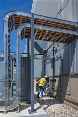 Ein Techniker überwacht das Batteriespeichersystem (BESS). Die Anlage nutzt präzise Steuerungslogik, um eine nahtlose Übergabe der gespeicherten Energie an das Werksnetz zu gewährleisten.