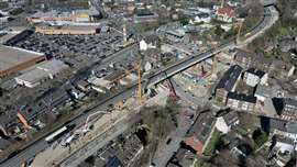 Ventiquattro elementi prefabbricati saranno sollevati e posizionati per la costruzione di una metà del ponte sostitutivo di Teutoburger Straße in Germania (Immagine per gentile concessione di Autobahn).
