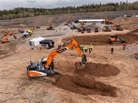 Cantera de grava con varias excavadoras y personas