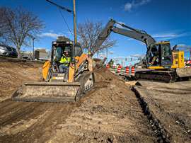 Une chargeuse compacte Case fonctionnant avec le système de positionnement Siteworks de Trimble