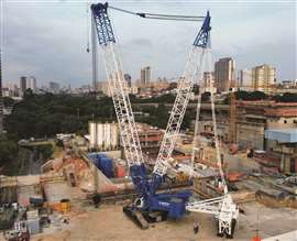 Grue sur chenilles Manitowoc à flèche treillis, grande bleue et blanche