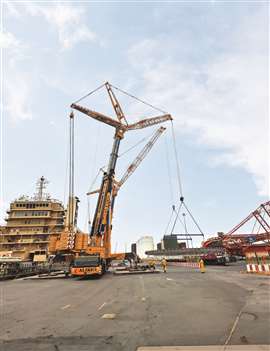 Grue télescopique mobile sur roues Liebherr jaune de grande taille avec flèche haubanée