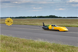 Hydromax despliega su paracaídas al final de una prueba en la base aérea de RAF Wittering (Imagen: JCB).