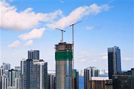 Liebherr-Turmdrehkrane sind auf den Cipriani Residences in Miami, Florida im Einsatz.
