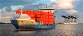 Navio porta-contentores no mar transportando contêineres com a bandeira da China.