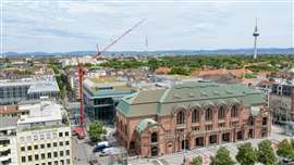 Liebherr MK 140-5.1 en action à Mannheim, en Allemagne