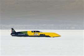 The JCB Hydromax car achieved an average over two measured mile runs of 406.320mph (653.909km/h).