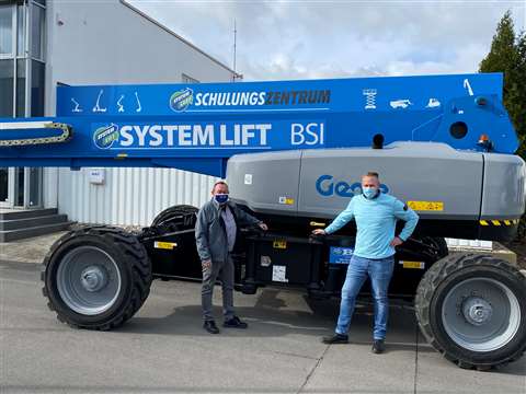 Sven-Meyland Nielsen (right), and Uwe Wiedemeier (left) at the hand-over of the Genie SX-125 XC.