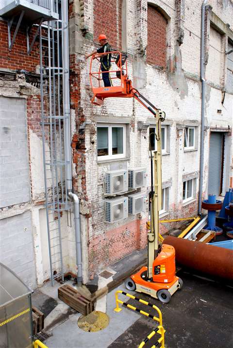 JLG's Toucan 8E-04 vertical mast