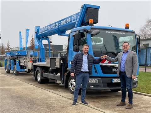 Left to right: Tim Werner Schönherr of SGL and Stephan Kulawik of Felbermayr