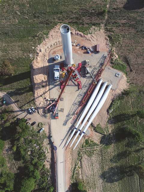 Putting together the main crane for the highest and heaviest elements of an onshore wind turbine