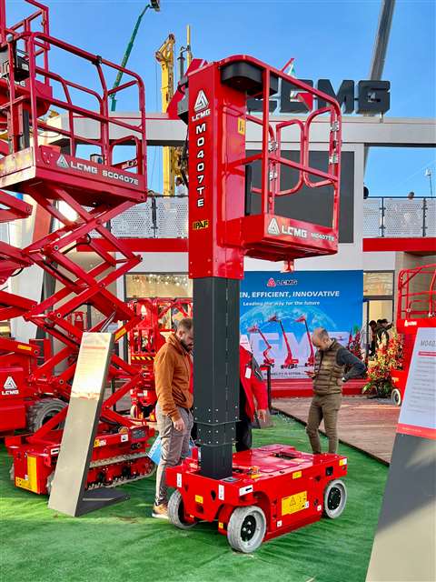 The M0407TE vertical mast on show at Bauma 2022.