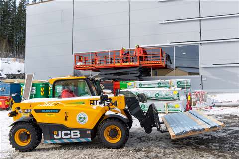 One of Ramirent’s telehandlers at a warehouse construction.