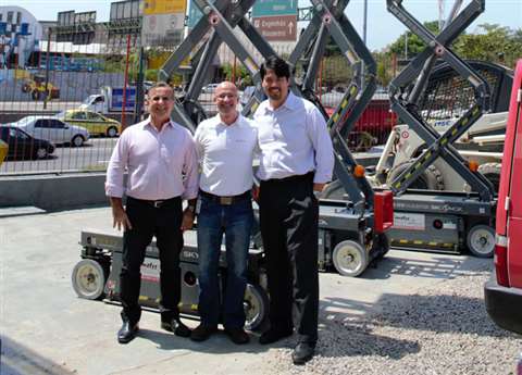 From left: Baldomero Simoes Abreu, Fimatec director; Rafael Bazzarella, Skyjack sales manager and se
