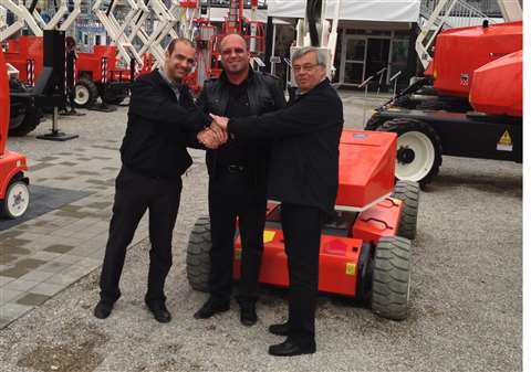 Beyer CEO Dieter Beyer (centre), with Snorkel's Enrique Garcia, (left), and Wim Jansink