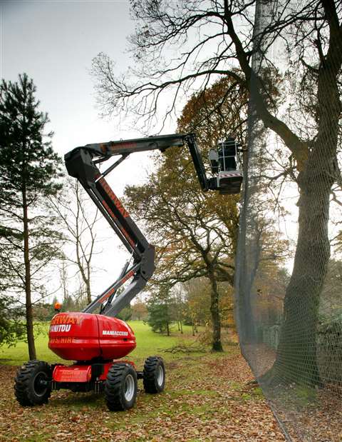 Highway Putting up the golf netting